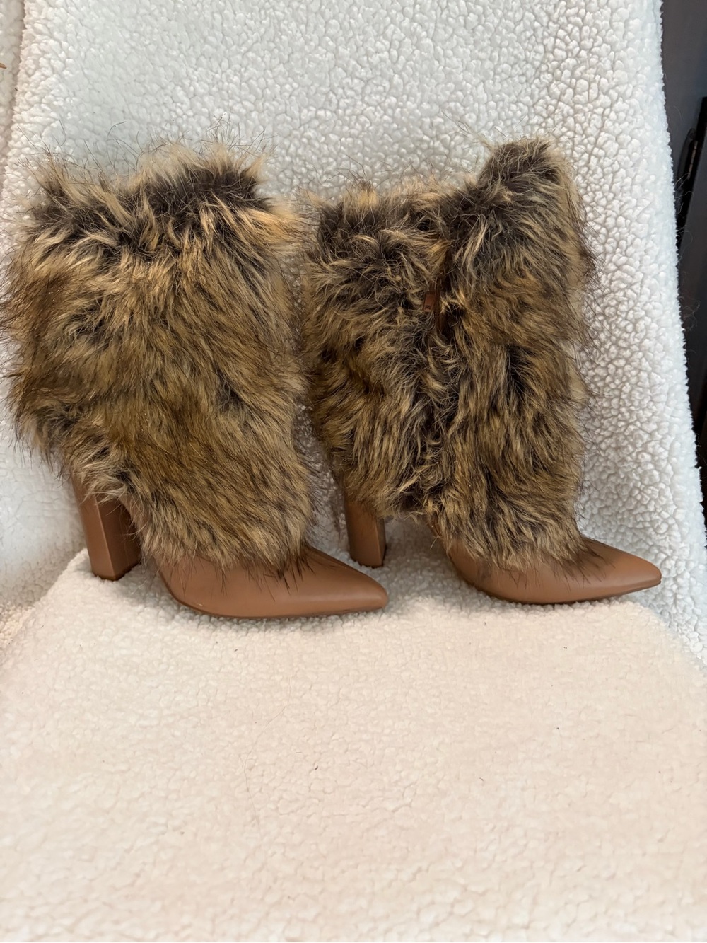 Liliana boots with the fur sz 10 fits like 9